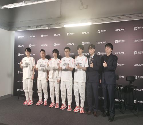 WBG赛后群访Theshy：我今天玩的很稳！对局可以表现得很好！