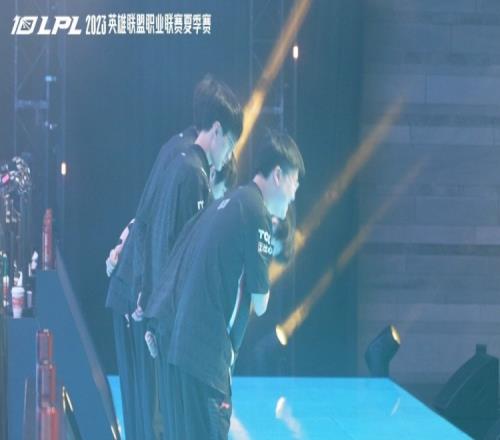 LPL选手分享现场视频:EDG.Uzi选手第一次骑士礼!