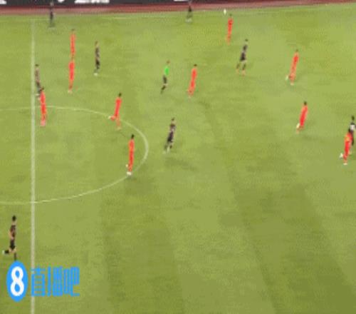 国足亚运队落后！严元相反越位成功，面对门将挑射破门