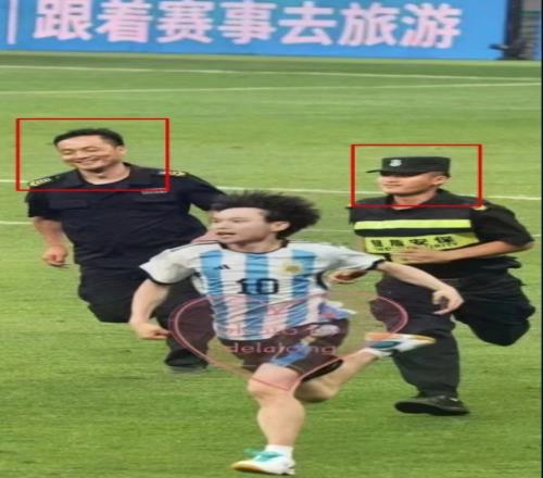 安保可能想多待会追逐场内球迷的一名安保在笑，另一名在憋笑