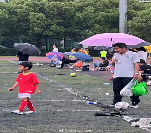 传承!武磊的父亲带着孙子接受青训,大号养成了再养个小号
