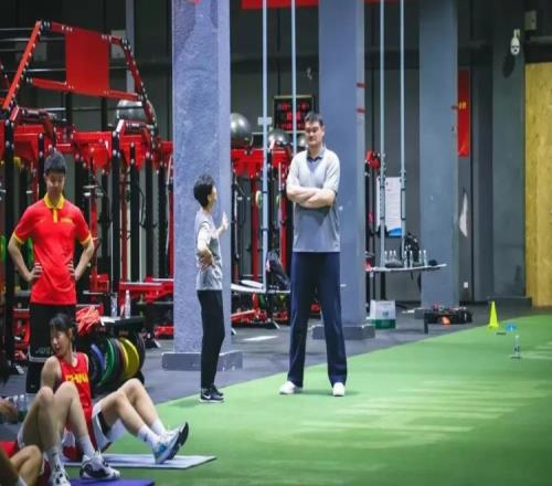 姚明看望国家女篮二队：希望队员认真训练时刻记住要团结一致