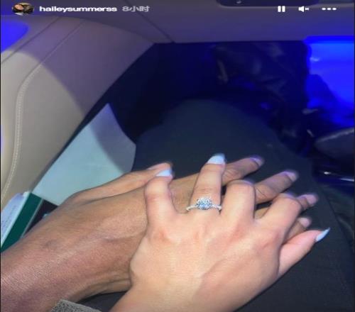 大钻戒！亚历山大与女友订婚后者曾是足球运动员