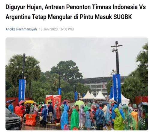 热情难消！印尼球迷冒着暴雨排队等待，6万多张门票已全部售罄