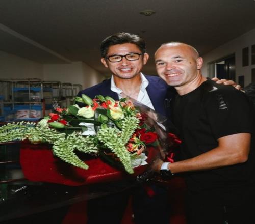 三浦知良为伊涅斯塔送上鲜花和祝福,伊涅斯塔社媒:谢谢好兄弟