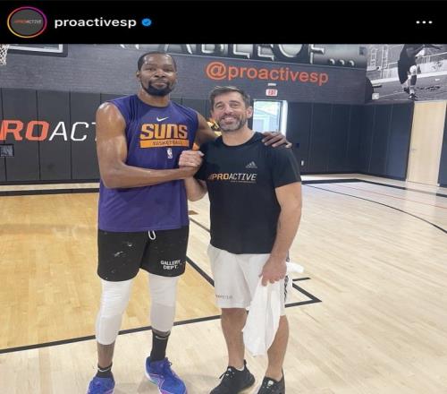 美媒晒KD和NFL巨星罗杰斯合影：当两位MVP走进训练馆时
