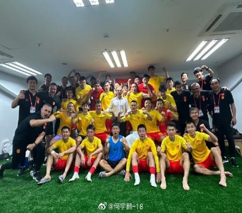 何宇鹏晒国足亚运队合影庆祝胜利:10天集训用10画上圆满句号