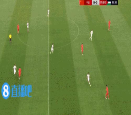 国足后场配合失误被断！阿布瓦达射门太正被颜骏凌抱住
