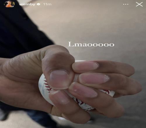 全部包裹!文班亚马晒出自己手握棒球照片有难度吗