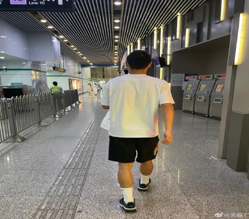 武磊社媒晒乘坐地铁出行照:端午安康,绿色出行