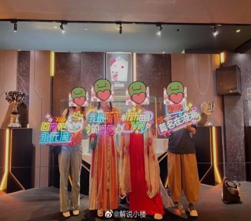 小楼分享LPL观赛日常：Uzi问我们何时来加油，这不就来了么