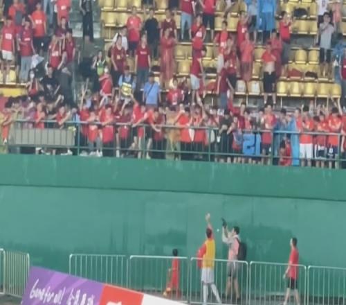 如同回家!张琳芃带着儿子绕场一周,向广州球迷谢场