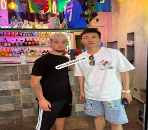 放松几天，张康阳游览那不勒斯和卡普里岛享受美食