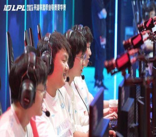 BLG赛后花絮：拿下五杀兴高采烈的Elk