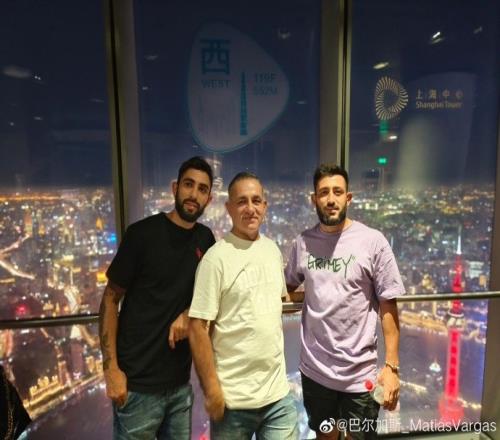 感受中国之大,巴尔加斯带家人在上海赏夜景、北京爬长城