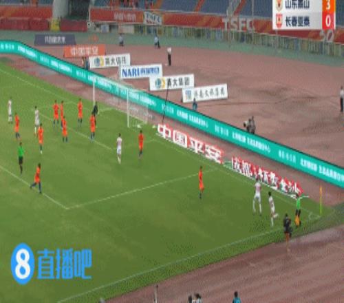 奥克雷替补登场后插上头球破门,泰山全员目送亚泰扳回一球