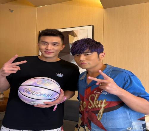 郭艾伦:感谢杰伦哥&畊宏哥帮我实现在几万人演唱会上唱歌的梦想