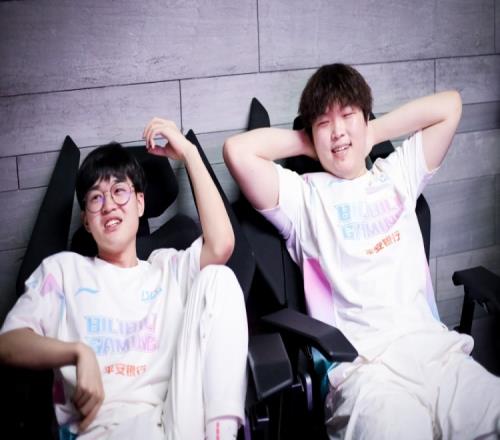 BLG分享战胜LGD赛后返图：Bin和Xun休息室笑容灿烂