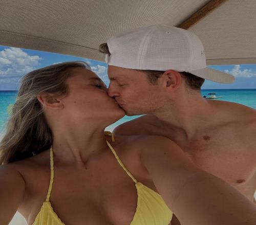 恭喜!德容未婚妻宣布怀孕,两人青梅竹马相恋多年