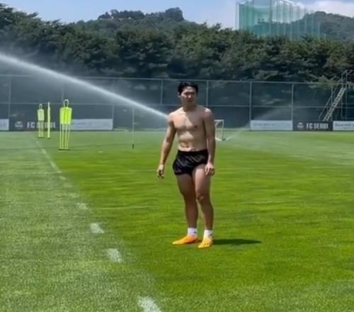 休赛期坚持训练，即将加盟巴黎的韩国国脚李刚仁更加强壮