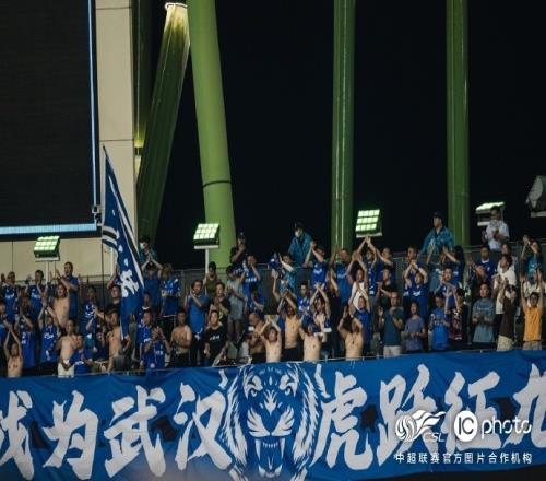 感谢在暴雨夜中来到现场为球队助威的远征军们,这场胜利属于你们