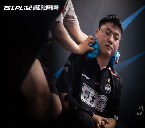 EDG赛后返图Uzi抿嘴反思FoFo满脸疲累面色铁青！