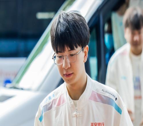 啊自己也在吃瓜BLG超话主持:俱乐部也不知道Xun和ELK被选上