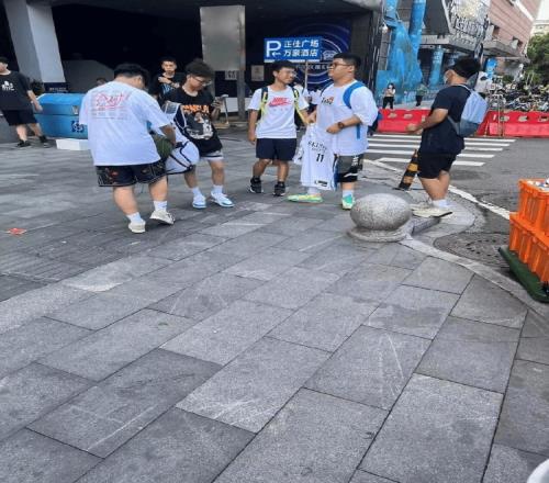 有东西!有球迷拿着欧文的球衣去参加字母哥的中国行活动