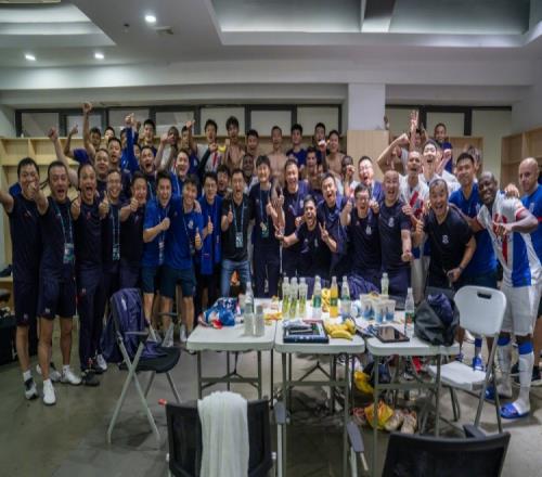 合照来啦来啦！小鲍去谢场回来晚了，今天拍两组