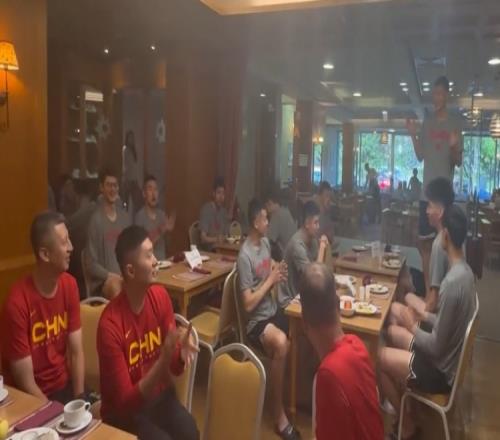 入乡随俗!中国男篮为助教郭士强庆生崔永熙站椅子上唱生日歌