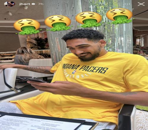 哈特晒托平身穿步行者训练服的照片：