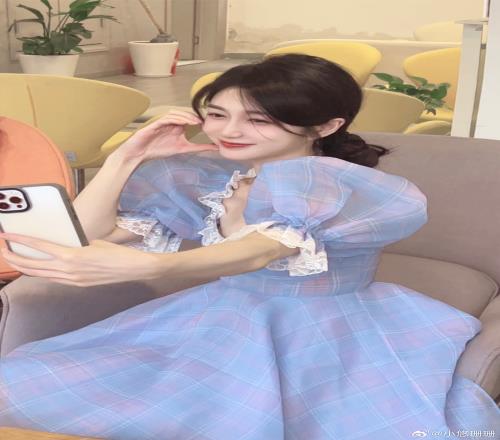 LOL手游主持小悠珊珊晒照:身着紫色纱裙的甜妹