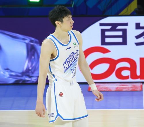 全能表现!宁鸿宇12中7&三分9中5得到20分5板1助2断2帽