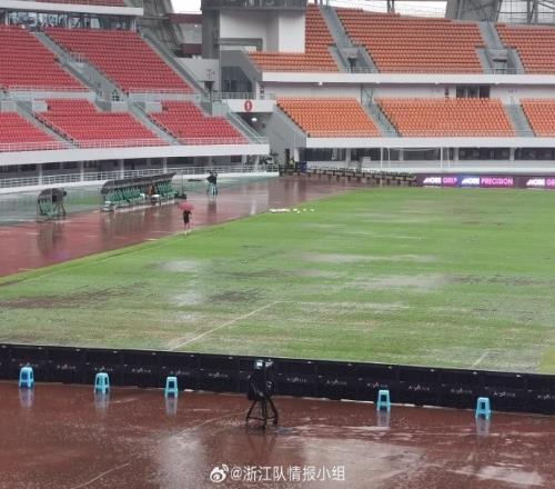 博主：由于雨势较大，浙江vs津门虎需比赛监督决定是否延时开球