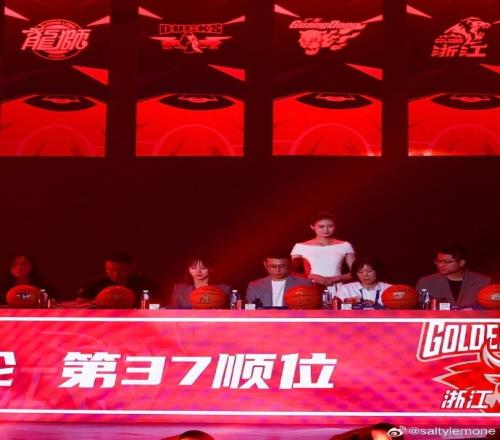 广厦队选秀大会代表再晒照:最喜欢工作状态下的自己