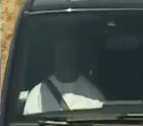 记者们苦等姆巴佩半天，保安大哥手指黑车提示：里面坐着的就是姆巴佩