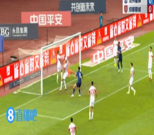 太秀了!奥乌苏1V3左脚穿裆右脚晃翻对手,内切圆月弯刀破门