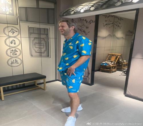 又来整活了!蓉城外援理查德晒照:潮起来,110分,你们客观打分