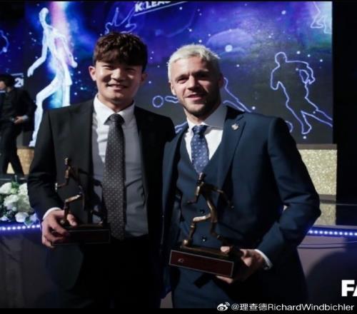 理查德晒昔日合影祝贺金玟哉:下次见面我们可以用德语交流了吧