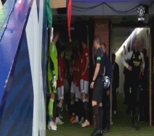 囧尼回归!埃文斯下半场替补登场担任中后卫