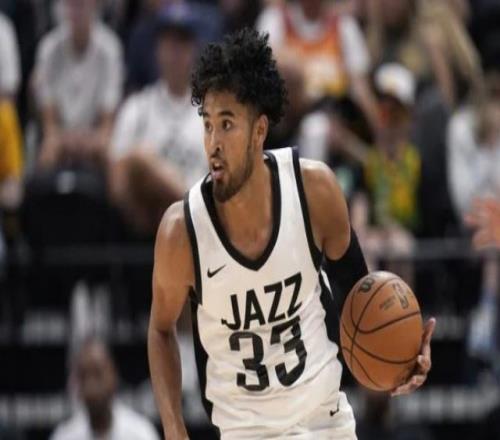 Woj：自由球员约翰尼朱赞以一份双向合同回归爵士