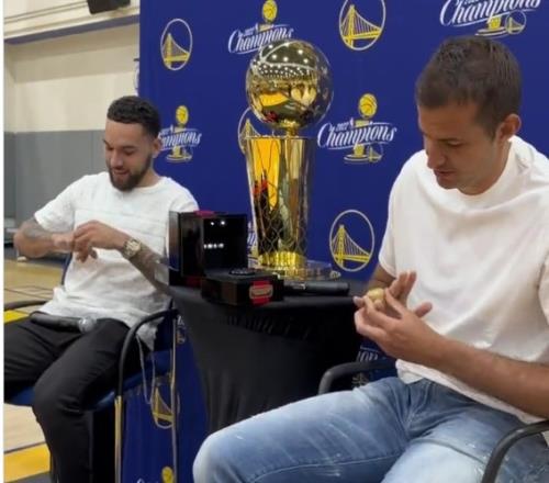 爱不释手！勇士旧将奇奥萨&别利察拿到2022年NBA总冠军戒指