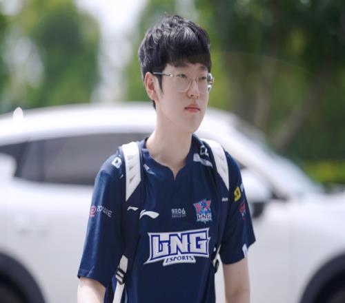 Scout成为继Rookie之后第二位连续两赛季当选常规赛MVP的选手