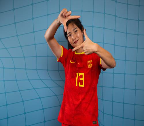 “足坛江疏影”志强觉得女足姑娘杨莉娜美多了今晚加油哈！