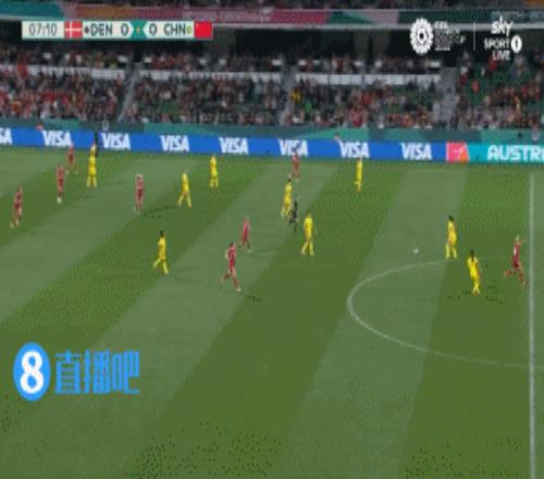 漂亮！张琳艳假动作晃过丹麦女足球员，面对6人防守一脚低射被扑