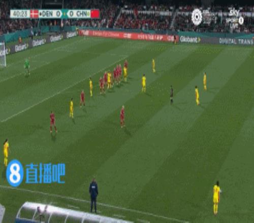 可惜！中国女足任意球造险，张琳艳射门前被拦挡解围