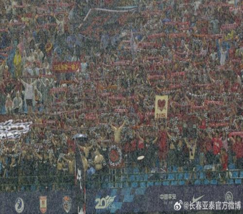 总经理和陈洋携部分球员返场,向冒雨的第12人致谢和表达歉意