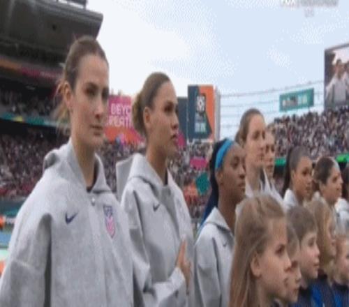 小插曲..美国女足首发仅3人唱国歌，多人沉默引发争议