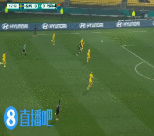 爆冷南非球员奋不顾身撞射，攻破瑞典球门