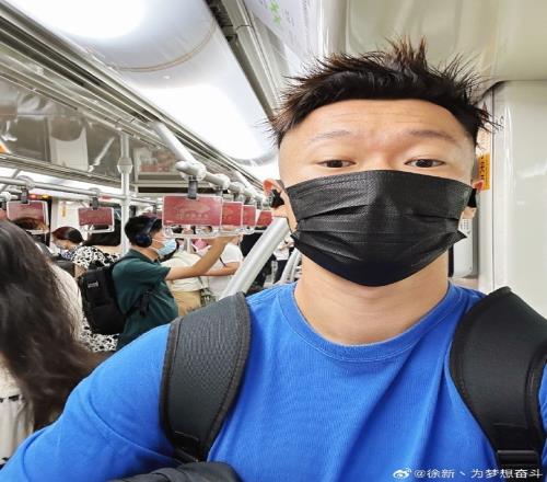 一大早挤地铁,徐新晒自拍:低碳出行,主打一个环保
